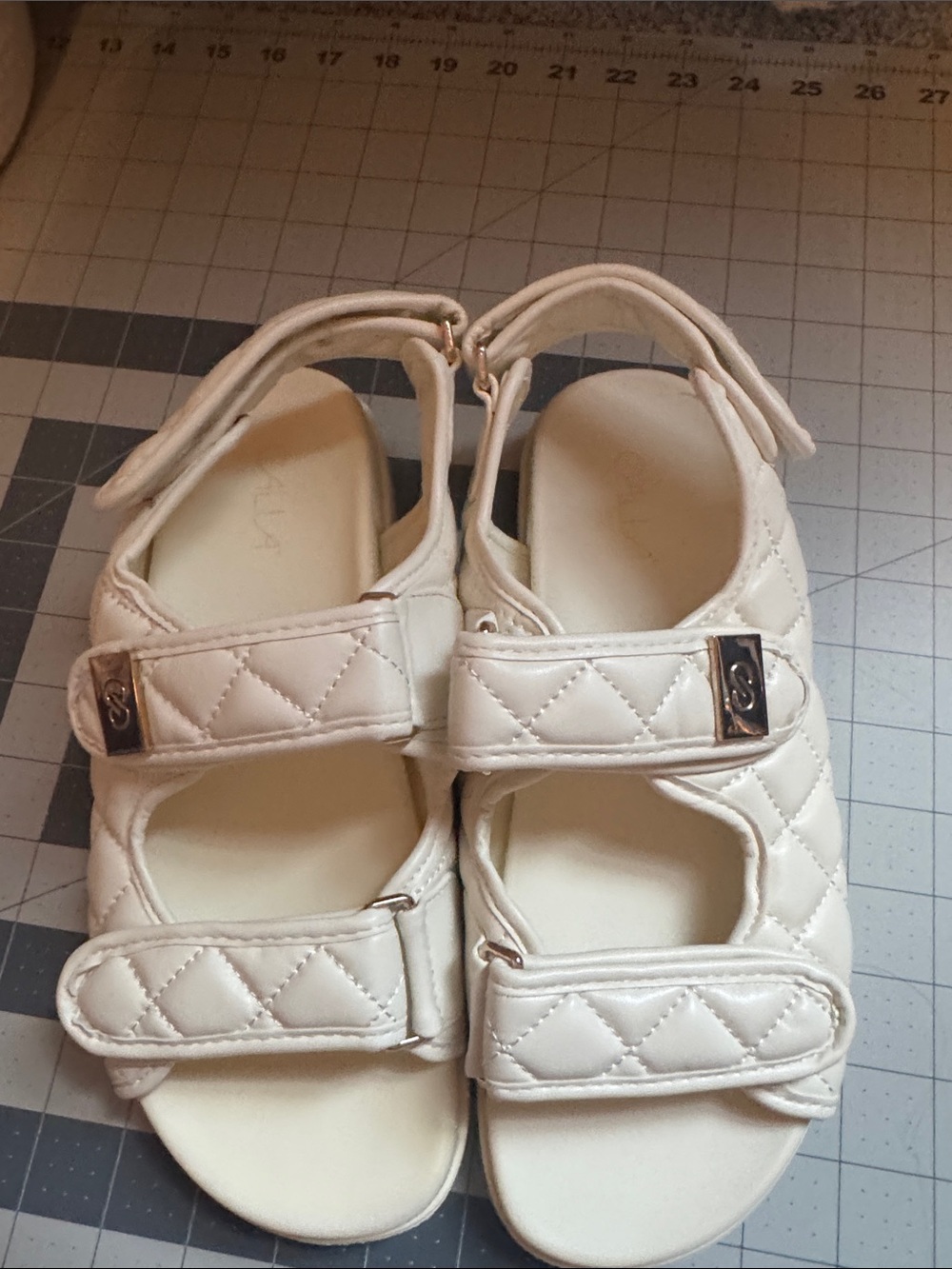 CALIA by Carrie Underwood Quilted Cream Adjustable Hook-and-Loop Sandals